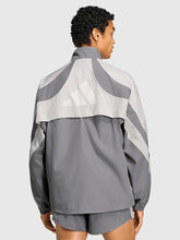 running-jacket-with-front-zipper-closure